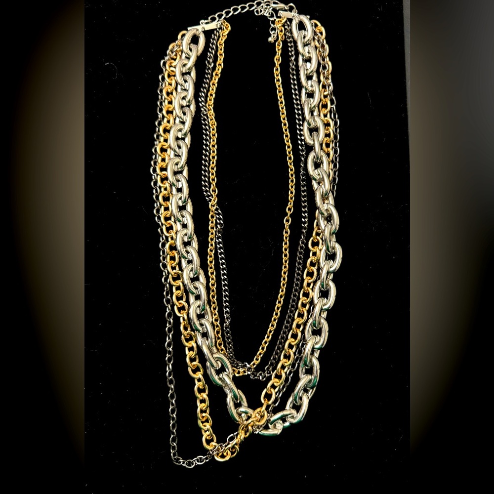 Multi tone layered necklace. This is a statement piece and so pretty 😍